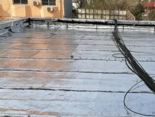 鹰潭市卫生间漏水维修公司分享下鹰潭市屋面楼顶防水刚性防水层施工要点。